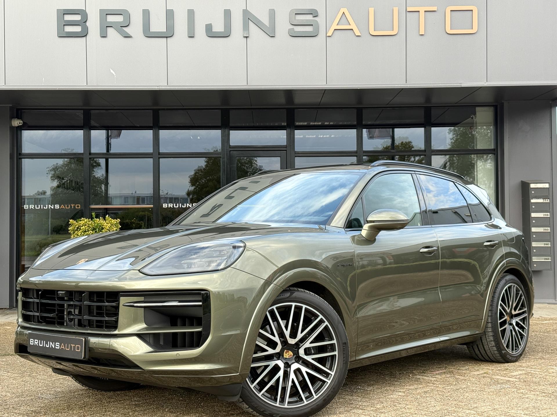 Porsche Cayenne 3.0 E-Hybrid Aventurine Green PTS|Sport design pakket|Head-up|Trekhaak|22inch| 47159835-0.jpg | Bruijns Auto